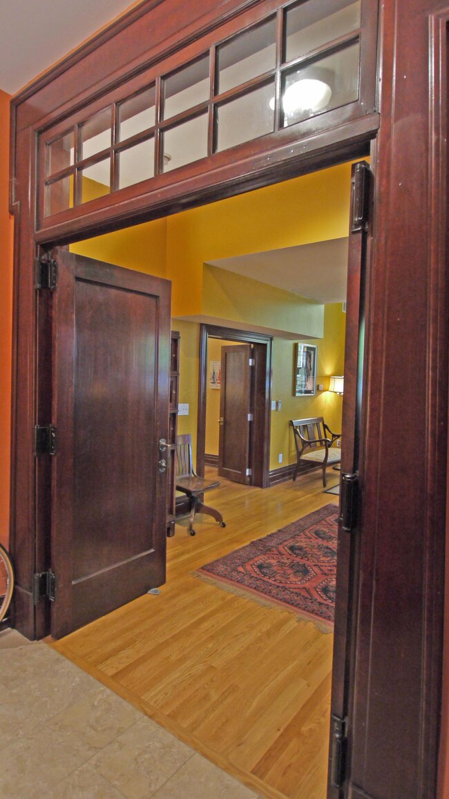 Foyer Doors open2a