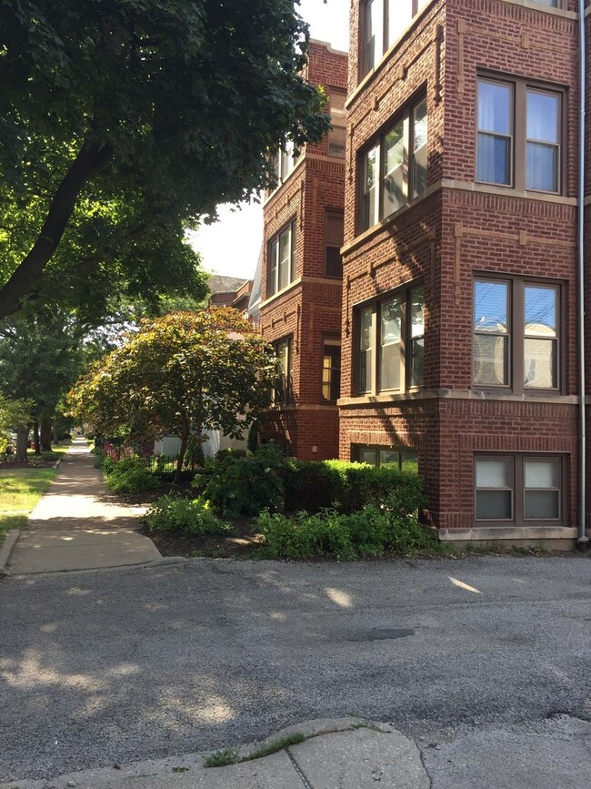 1616 W Rascher Ave unit 2W, Chicago, IL 60640 - photo 2