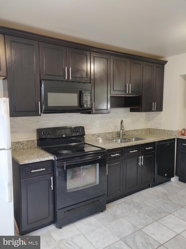 9686 Lindenbrook St, Fairfax, VA 22031 - photo 7