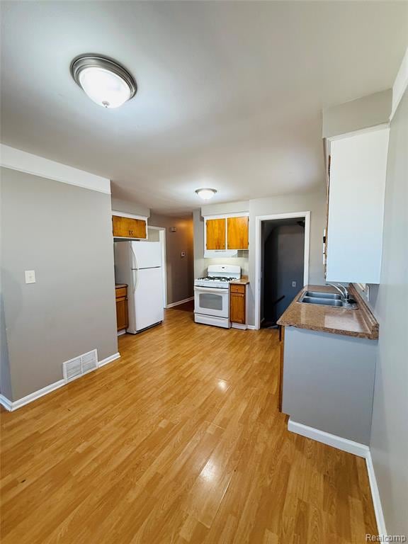 18258 Curtain Ave, Eastpointe, MI 48021 - photo 7