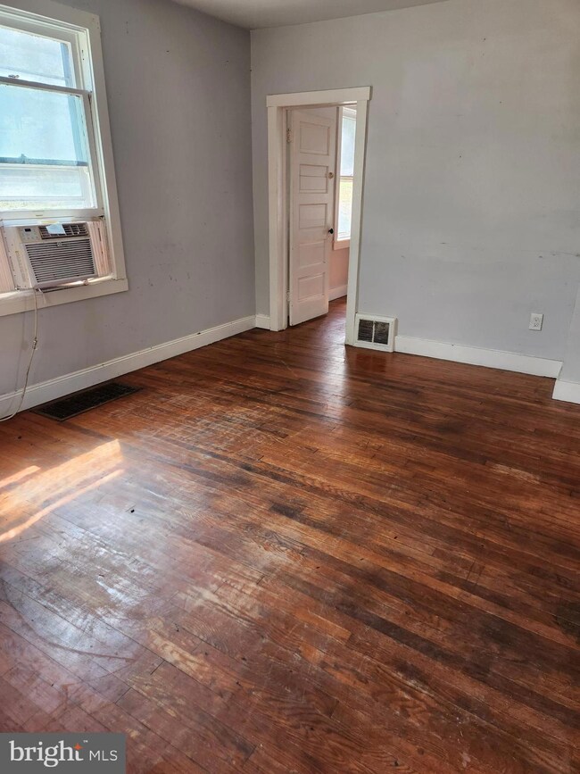 320 Biser St, Berkeley Springs, WV 25411 - photo 2