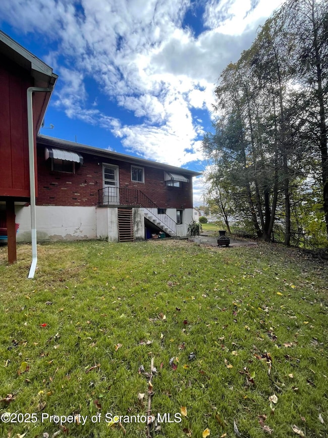 811 Hill St, Throop, PA 18512 - photo 4