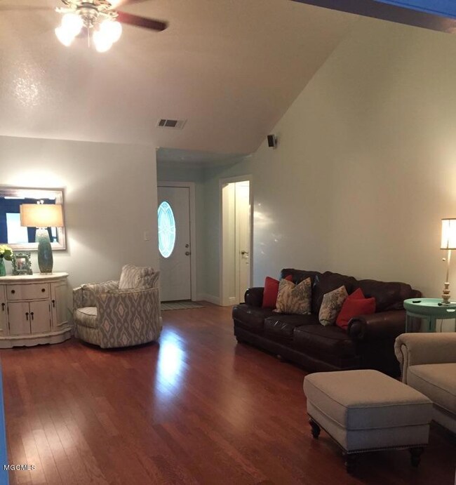 677 Mulberry Living-Foyer 1