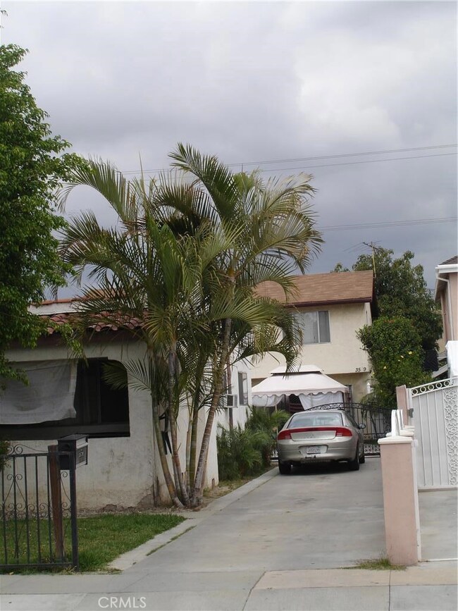 Driveway to rear unit