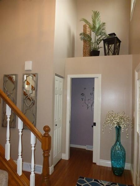 Inviting Entry Way Opens to Hardwood Floors~