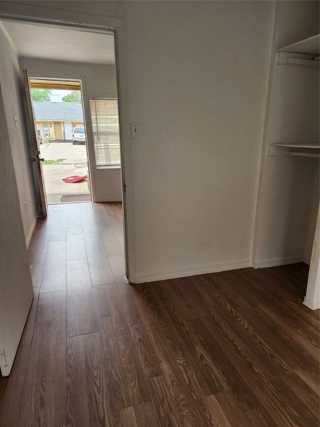 1016 Miles St unit 4, Rosenberg, TX 77471 - photo 2