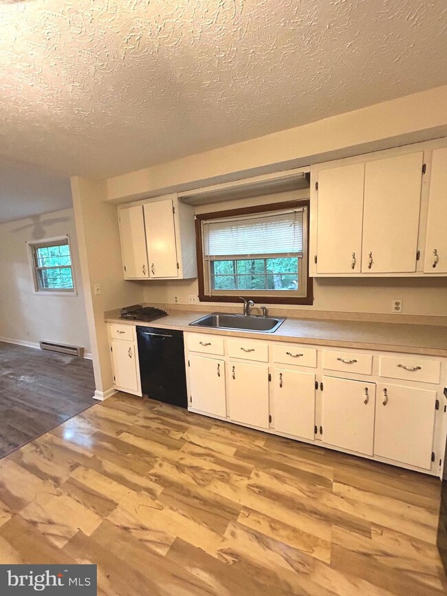 126 Trillium Ln, Cross Junction, VA 22625 - photo 4