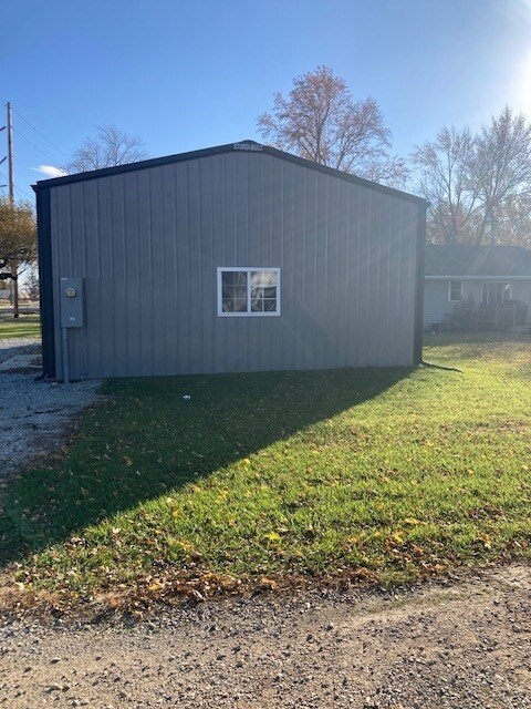 300 N Prairie St, Tuscola, IL 61953 - photo 2