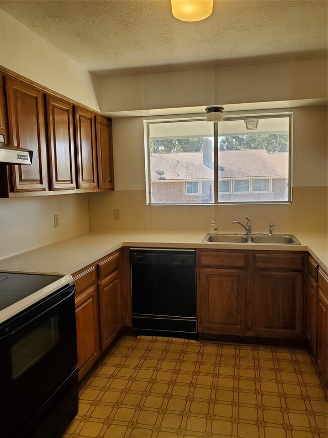 2602 La Mesa St, Bay City, TX 77414 - photo 7