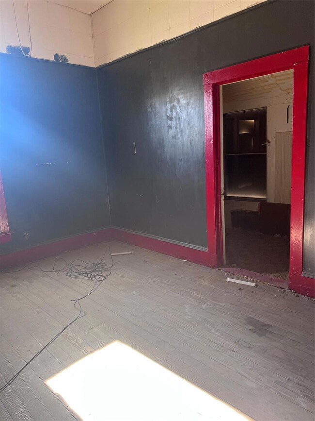 901 Trinity St, Cleburne, TX 76031 - photo 3