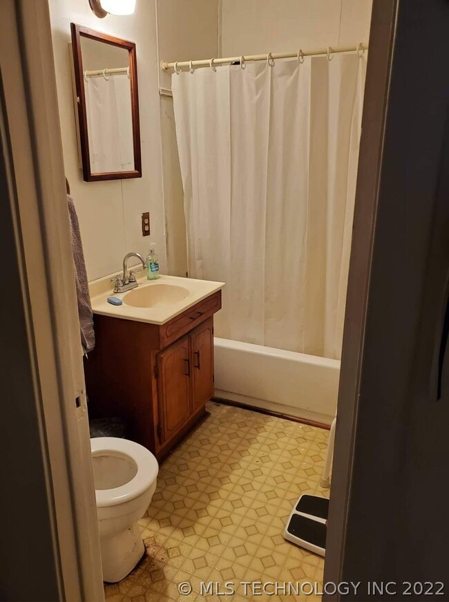 202 W Scott St, Henryetta, OK 74437 - photo 6