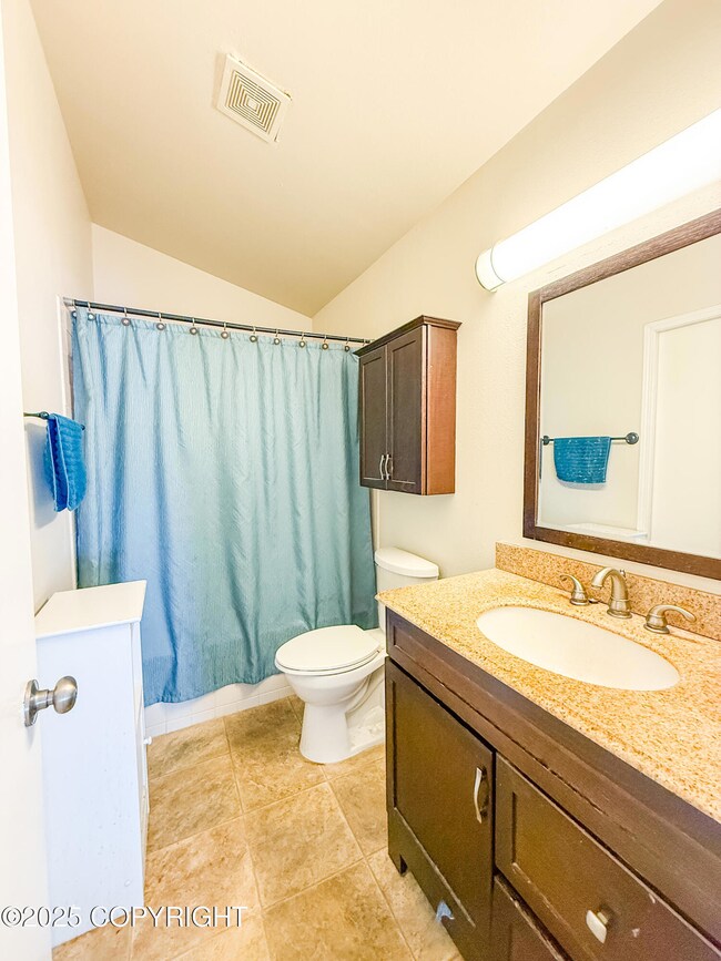 Upstairs full bath w/soaker tub