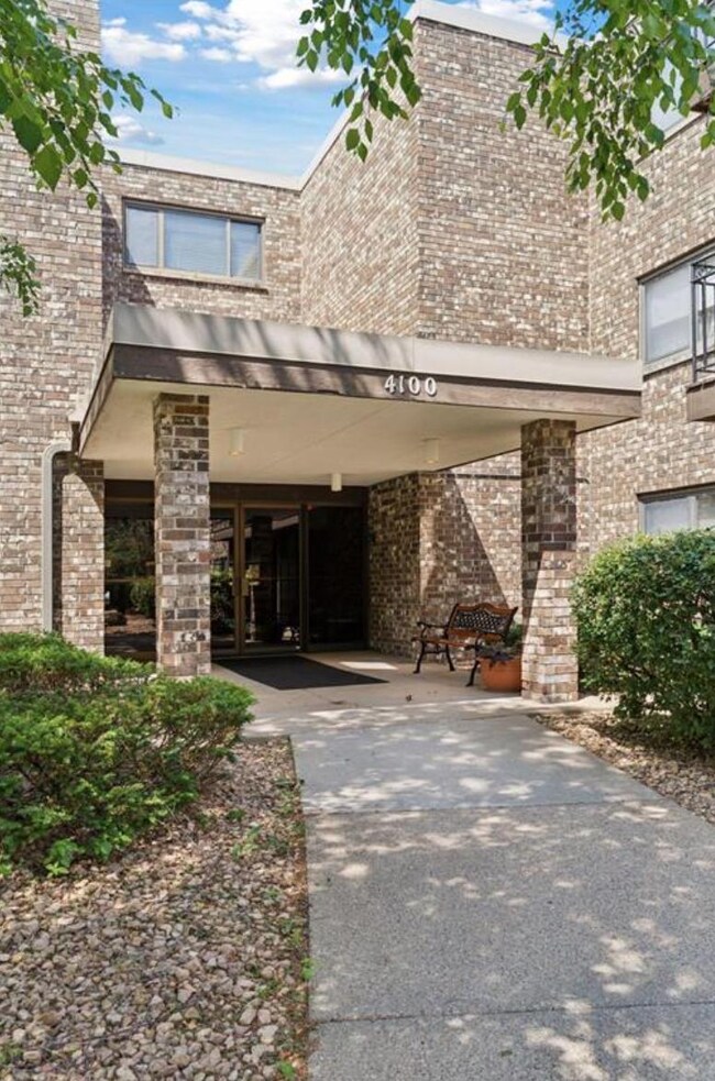 The Heatherton unit 112, Edina, MN 55435 - photo 3