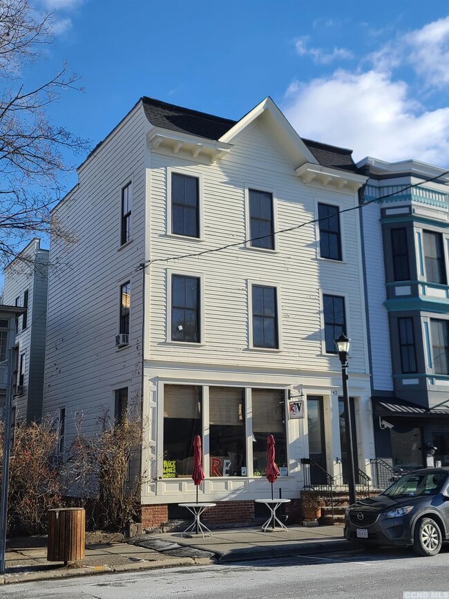 742 Warren St unit 3 Rea, Hudson, NY 12534 - photo 2