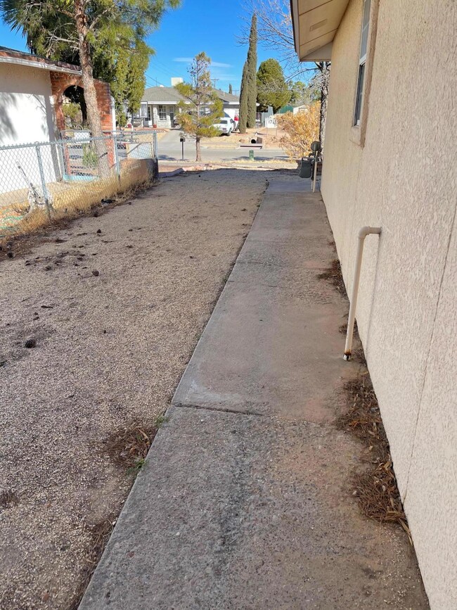 1712 Catham Cir, Horizon City, TX 79928 - photo 6