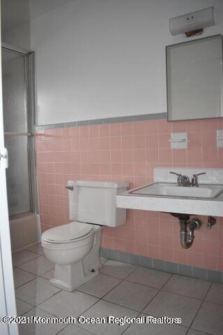 31B Juniper La - Bathroom