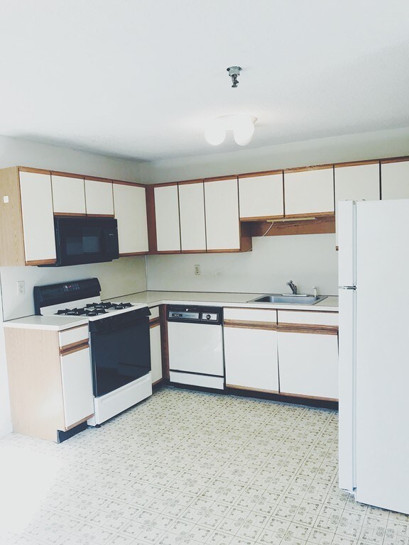 74 Tennis Plaza Rd unit 47, Dracut, MA 01826 - photo 6