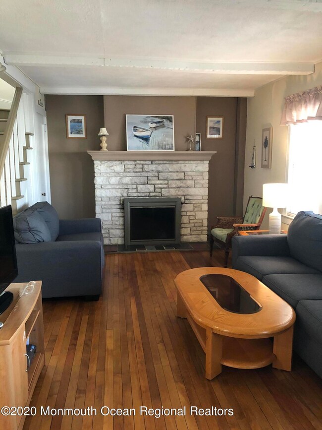 207 3rd Ave LR