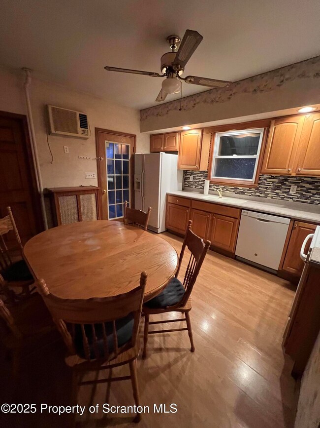 112 Allen St, Dunmore, PA 18512 - photo 5