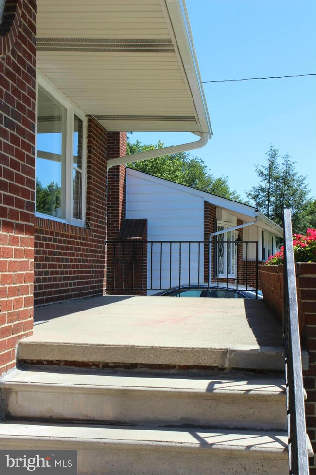 6806 Collinsdale Rd, Parkville, MD 21234 - photo 4