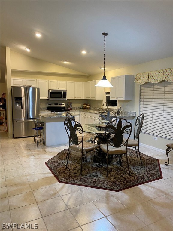 KITCHEN AND BREAKFAST AREA