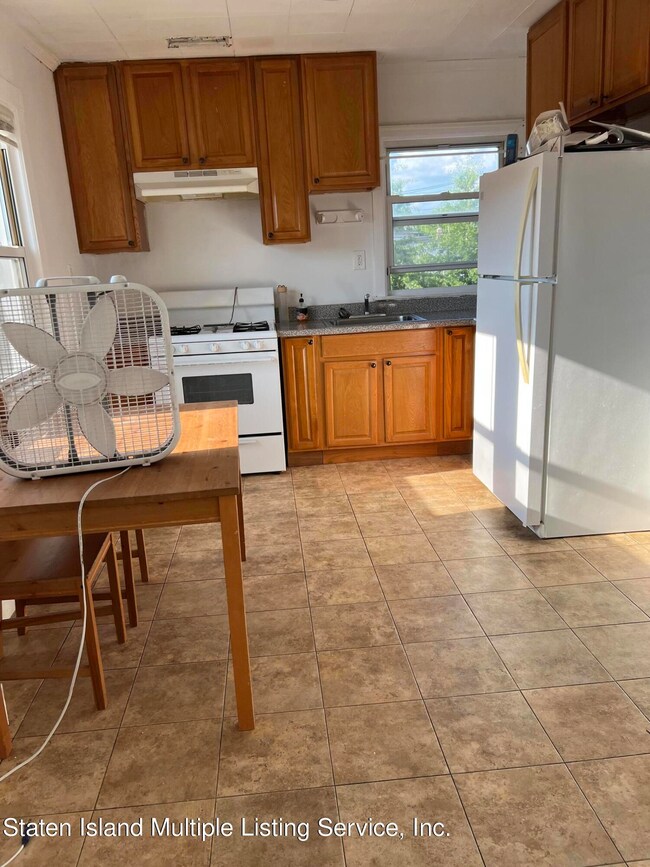 3020 Amboy Rd unit 2, Staten Island, NY 10306 - photo 3
