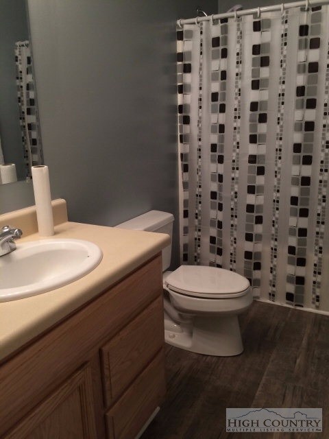 Upstairs Bath: Full tub/shower combo