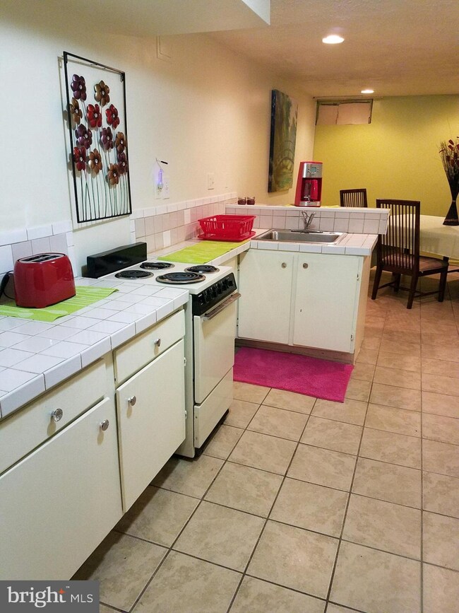 934 Cypress Point Cir, Bowie, MD 20721 - photo 2