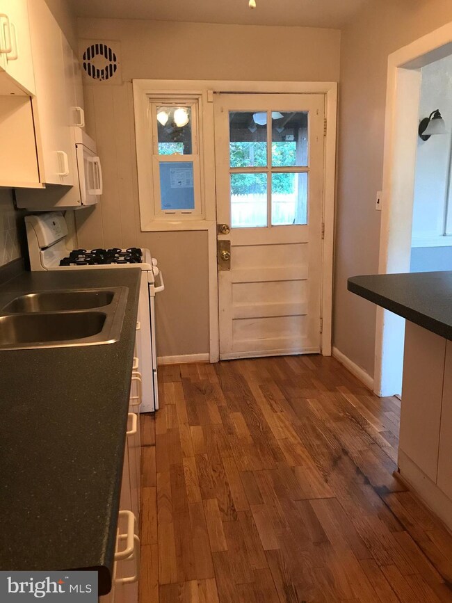 430 Westshire Dr, Catonsville, MD 21228 - photo 3