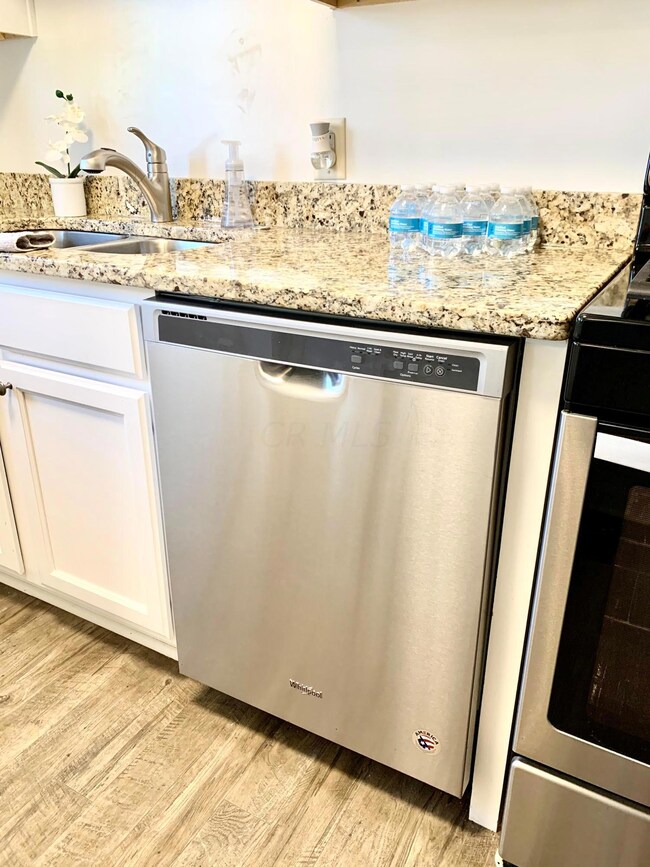 1524 Waltham Rd unit 1524, Columbus, OH 43221 - photo 7