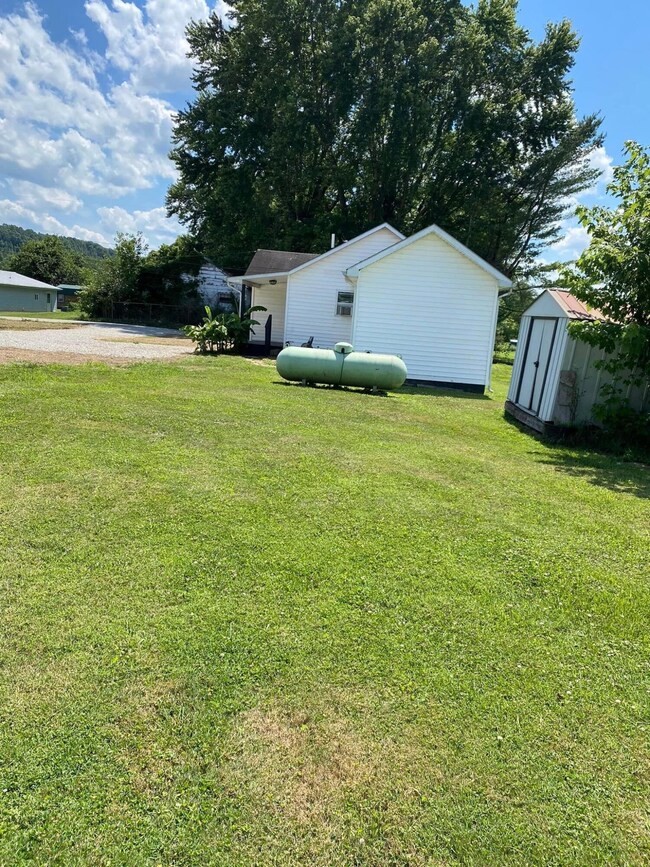 118 Bellevue Ave, Quincy, KY 41166 - photo 4