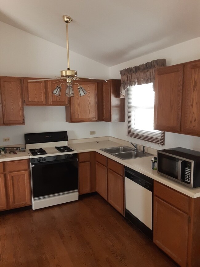 2810 W Cornelia Ave, Waukegan, IL 60085 - photo 3