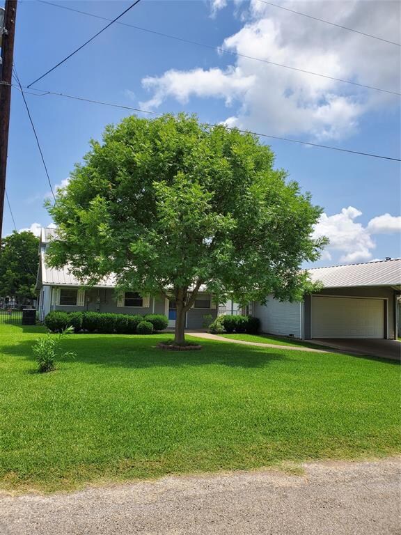 411 Sky Harbour Ct, Granbury, TX 76049 - photo 3