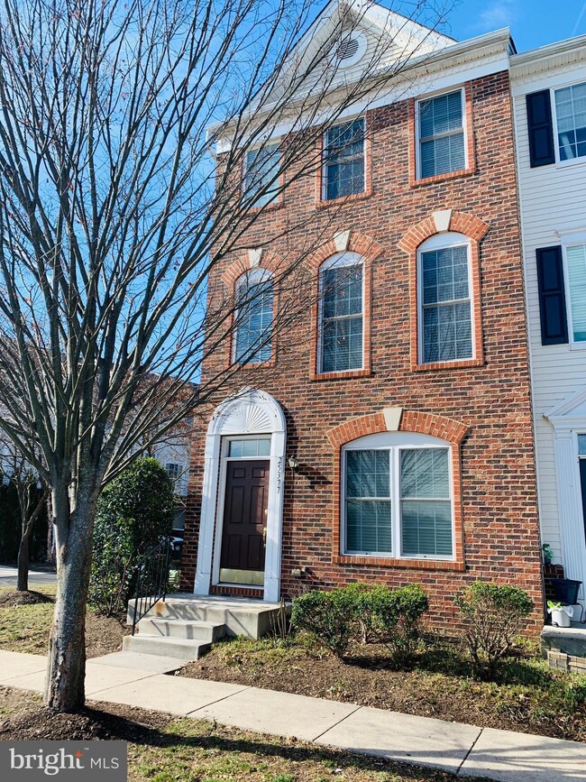 25377 Crossfield Dr, Chantilly, VA 20152 - photo 2