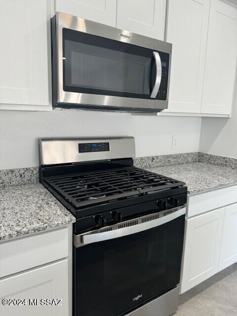 H40I Kitchen with gas range Microwave