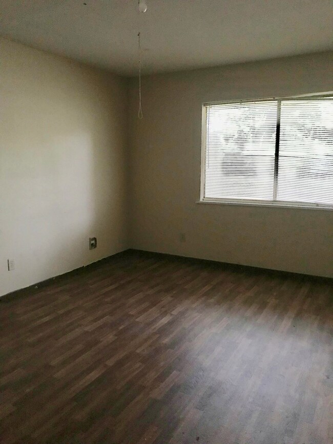 1019 Avenue I, Bay City, TX 77414 - photo 4