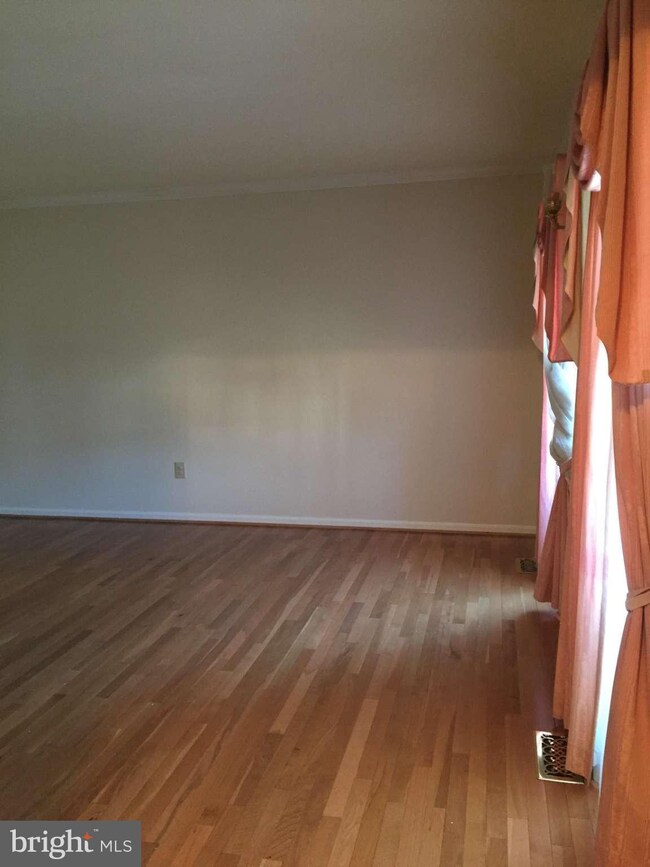 19805 Sovereign Ct, Germantown, MD 20876 - photo 5