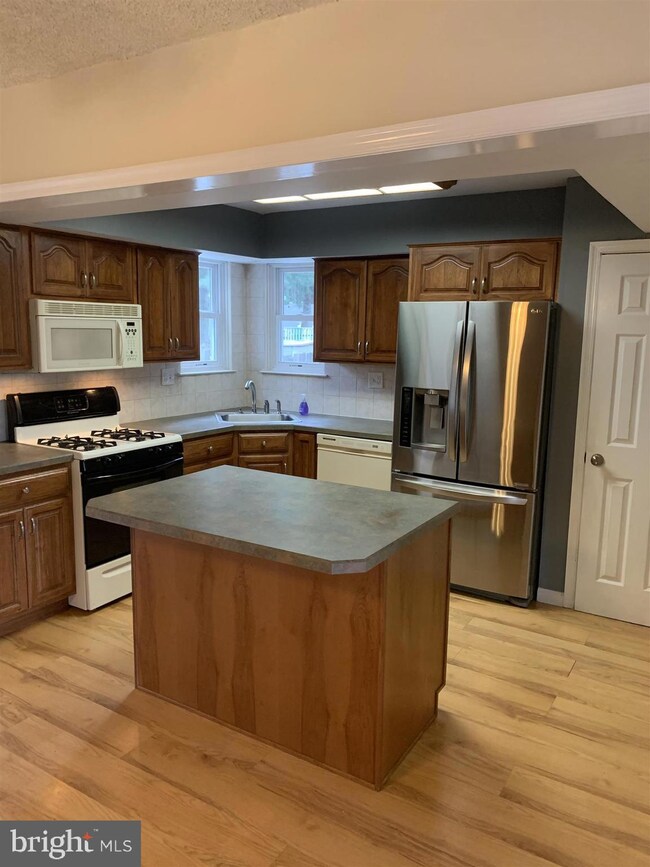 302 Hunters Rd, Swedesboro, NJ 08085 - photo 6