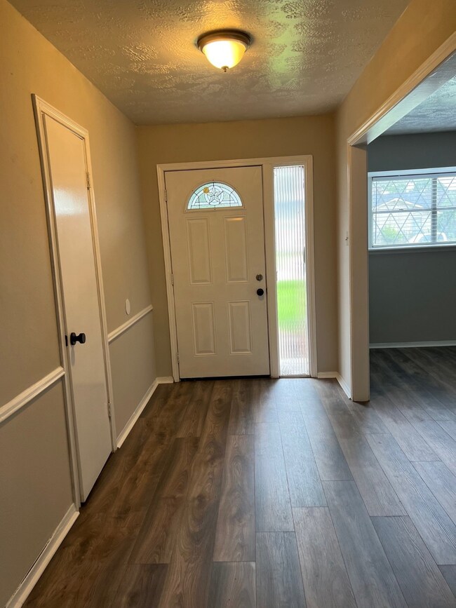 11902 Kirkway Dr, Houston, TX 77089 - photo 2