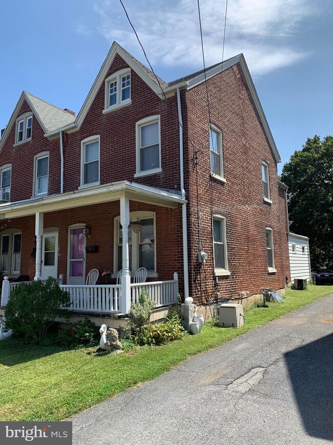 326 E Jackson St, New Holland, PA 17557 - photo 3