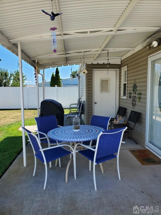 82 Sycamore St, Carteret, NJ 07008 - photo 4