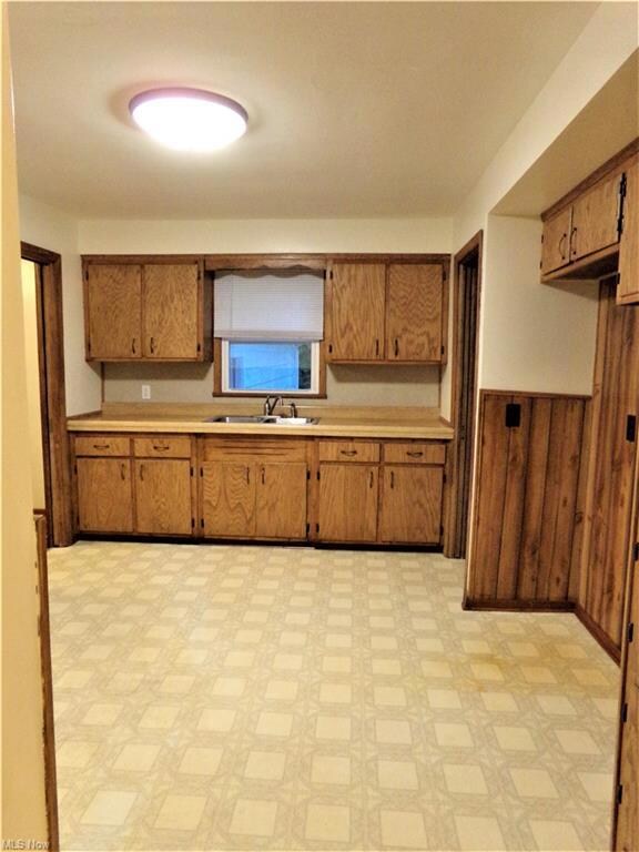 Spacious Eat in Kitchen