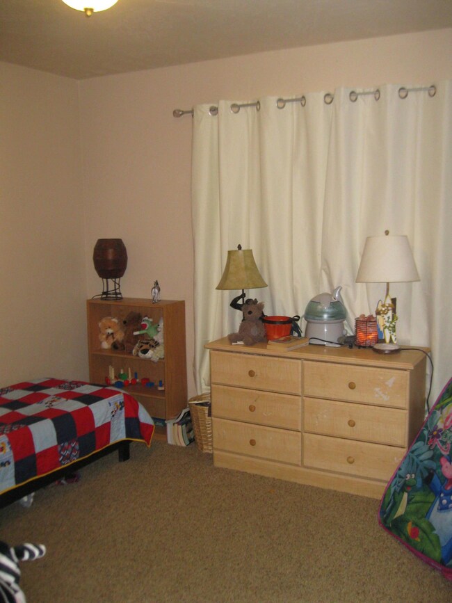 1134 N Court St, Redding, CA 96001 - photo 4