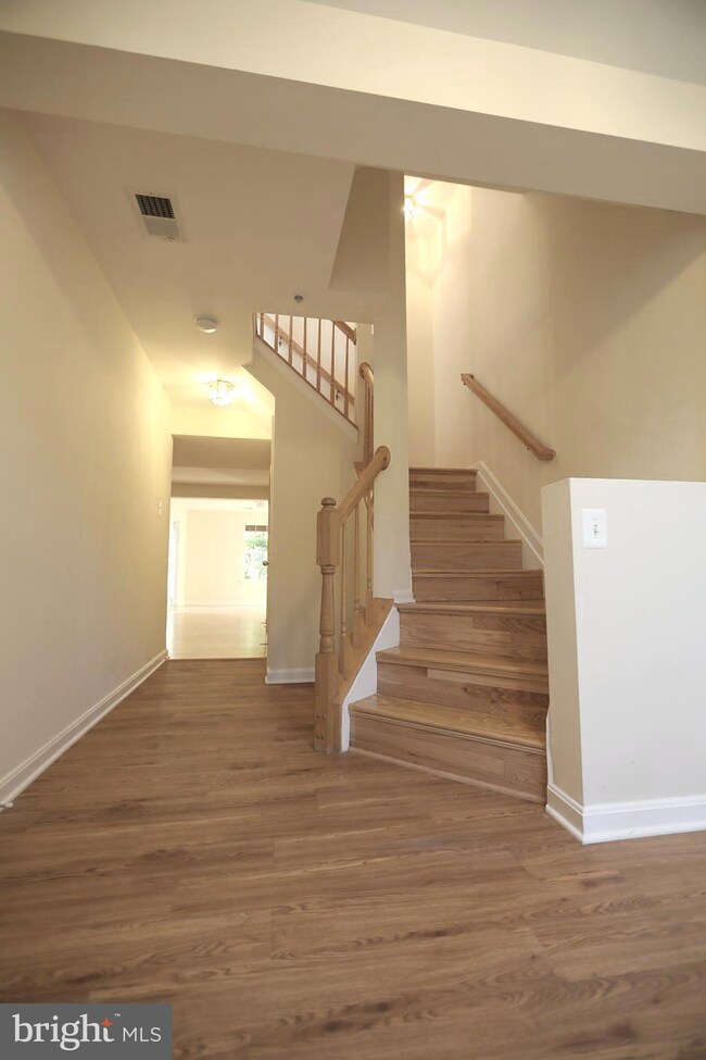 21251 Owls Nest Cir, Germantown, MD 20876 - photo 2