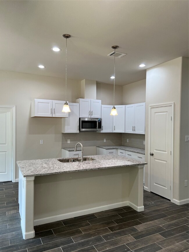 967 Lucky St, Houston, TX 77088 - photo 4