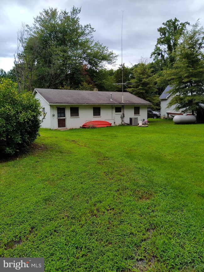 422 Rolando Dr, Colonial Beach, VA 22443 - photo 2