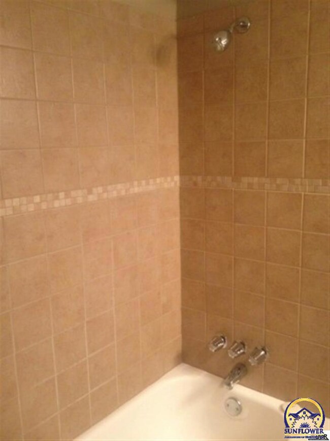 2318 SW Briarwood Plaza unit 202D, Topeka, KS 66611 - photo 3