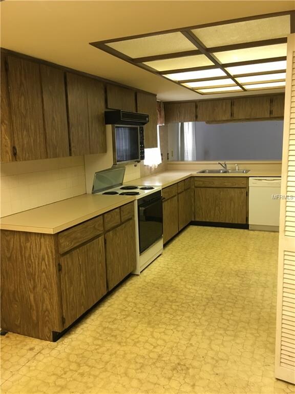 Large eat in kitchen @10 x 22 feet