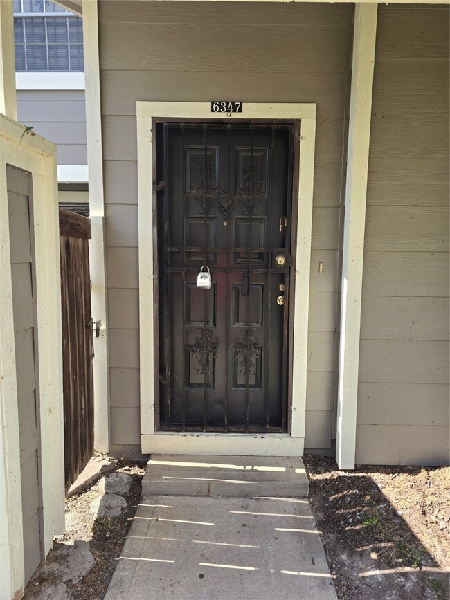 6347 Cattails Ln unit 63, Houston, TX 77035 - photo 2