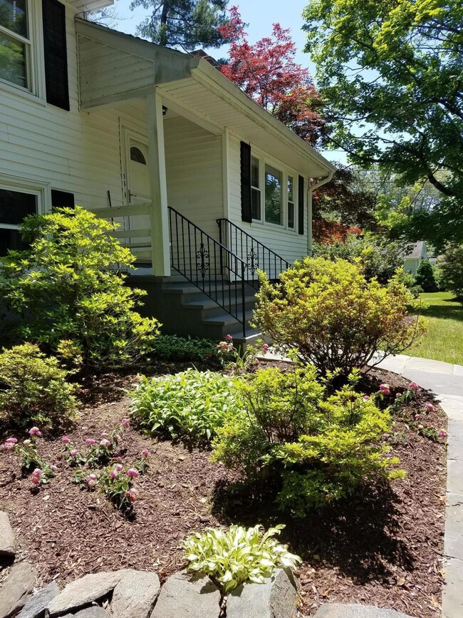 33 Long Meadow Rd, Riverside, CT 06878 - photo 2